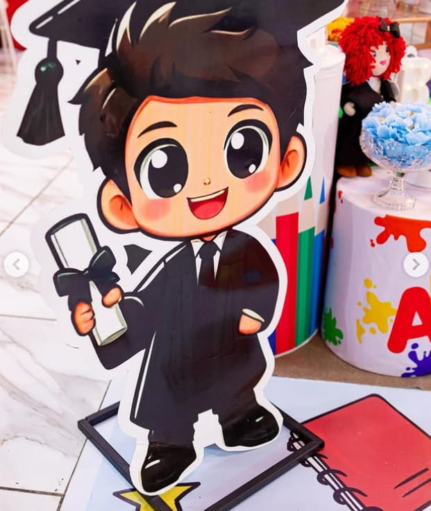 Detalle de decoración temática con muñecos